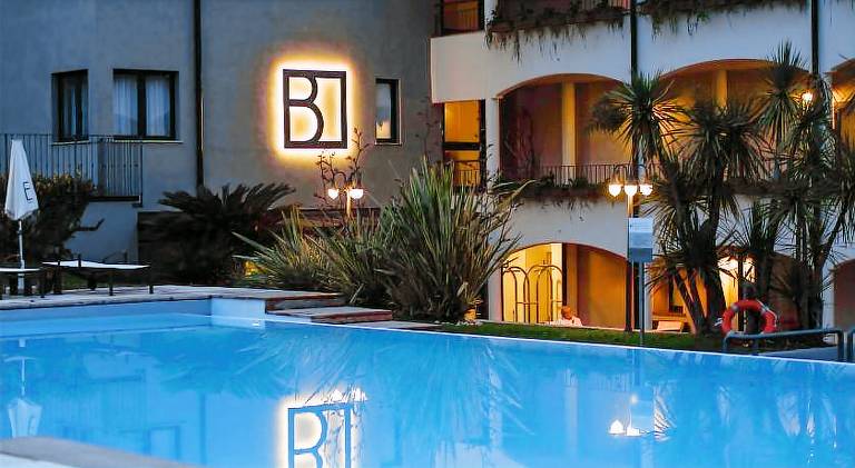 Bella Hotel & Restaurant with private dock for mooring boats — photo 4