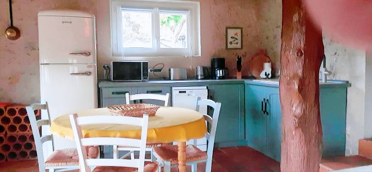 Family-oriented pleasant vacation home with pool, fast internet & patio | Mountain view | Pets are welcome — photo 4