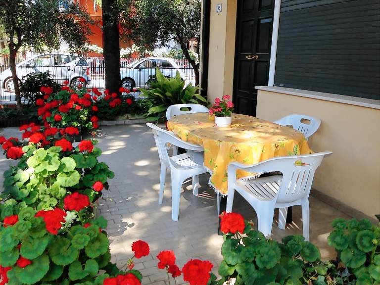 Apartment with yard — photo 4