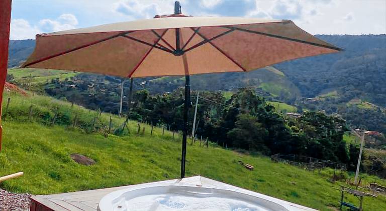 Lodge with hot tub — photo 5
