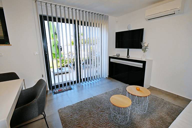 One bedroom apartment with terrace and sea view Novigrad (A-25255-b) — photo 3