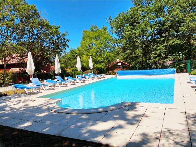 Fully equipped lovely chalet with grill, yard & pool | Pets allowed — photo 3