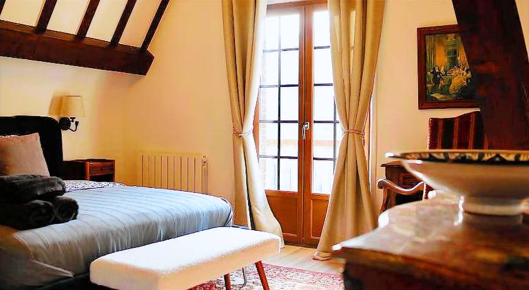 Serviced apartment with yard & terrace in Etretat