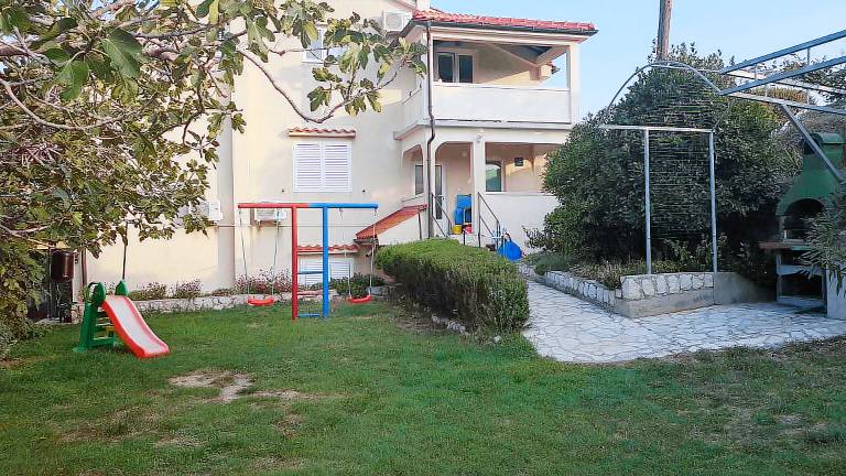 Fully equipped wonderful holiday apartment with terrace, barbeque & yard | Pets are welcome in Rab