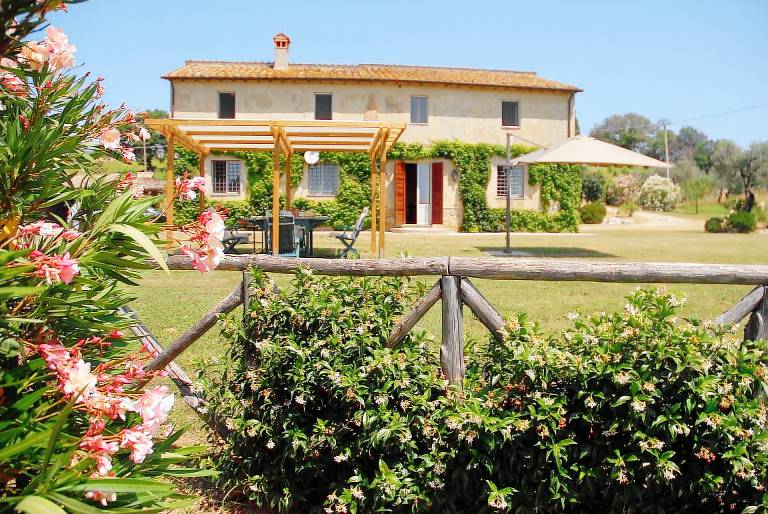 Farm with barbeque, yard & private pool | Panoramic view — photo 4