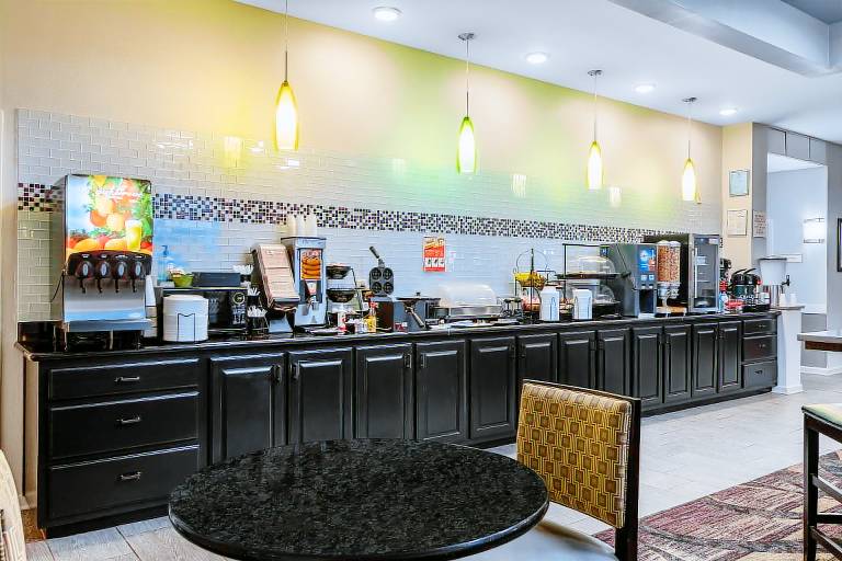 La Quinta Inn & Suites by Wyndham Huntsville Airport Madison — photo 4