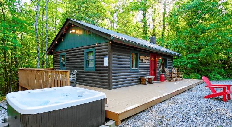House with hot tub in Dahlonega, GA