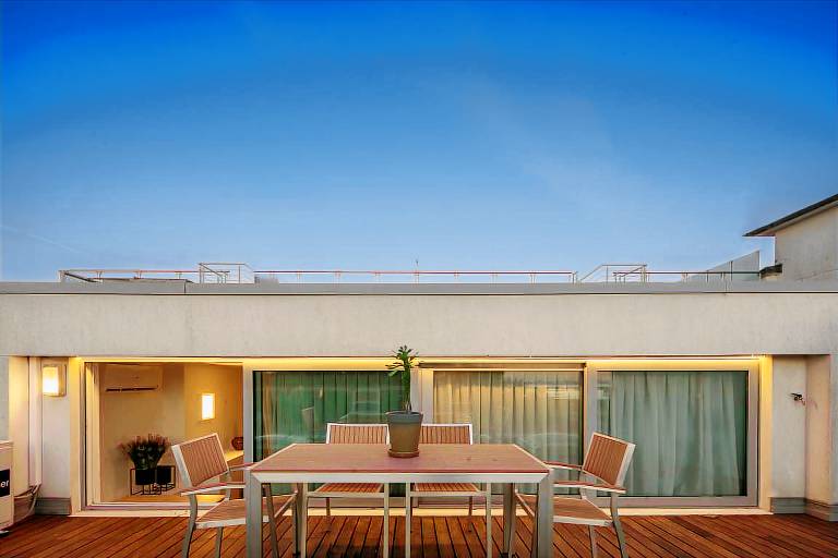 Rental apartment with patio — photo 3