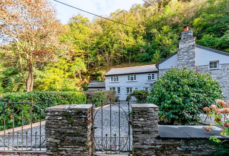 Cottage with BBQ & garden | Water view in Looe