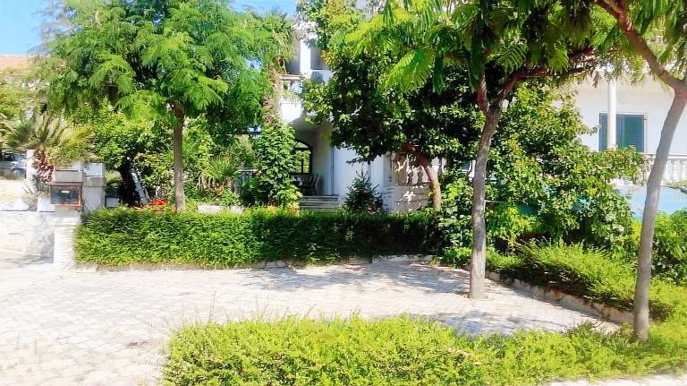 Fully equipped apartment with garden, patio & BBQ | Dogs allowed — photo 4