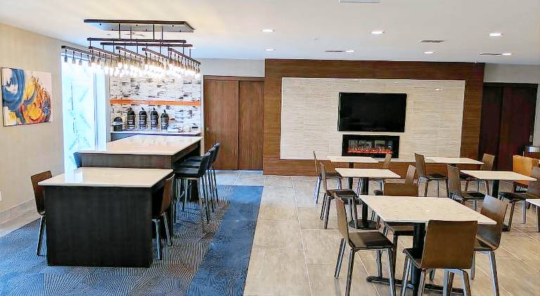 La Quinta Inn & Suites by Wyndham Montgomery — photo 4