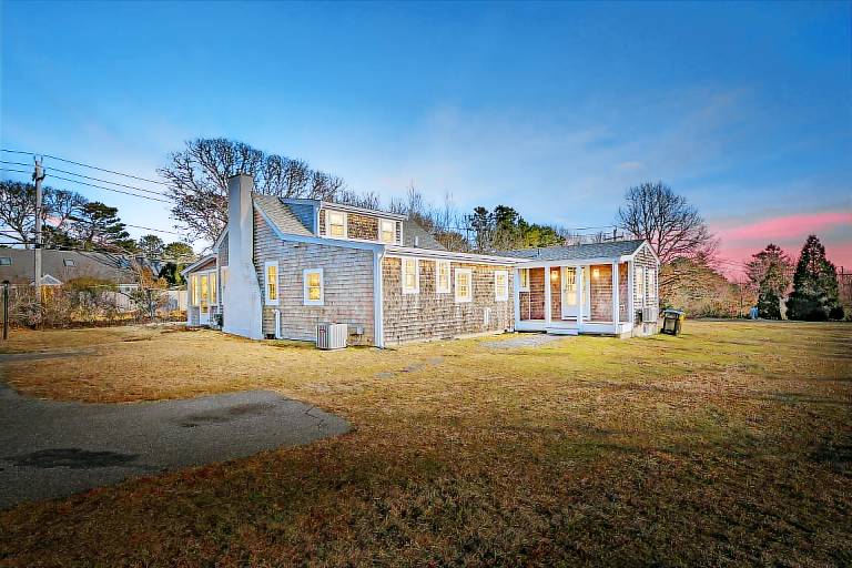 Dog-Friendly Pleasant Lake Cottage in Harwich in Massa