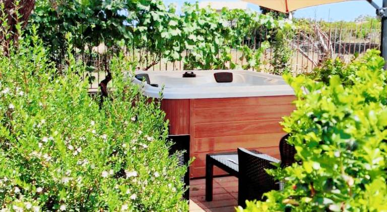 Vacation home with hot tub in Riposto