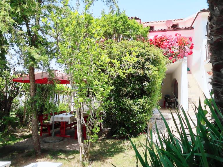Holiday apartment with BBQ, garden & terrace — photo 4