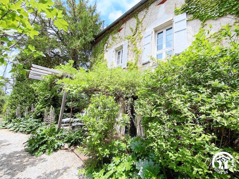 Gite with yard, grill & patio — photo 2