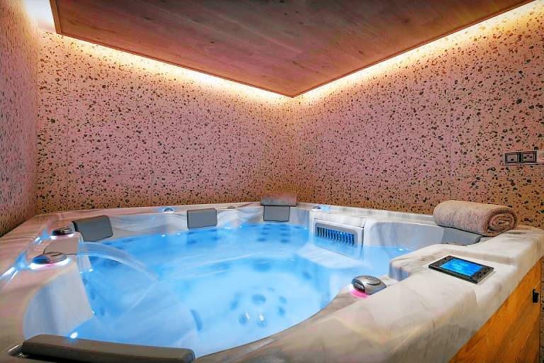 4 star chalet for 11 (9 adults) -sauna, hot tub, home cinema - OVO Network — photo 3