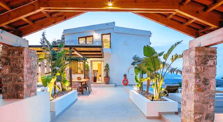 Villa with jacuzzi, patio & private pool — photo 4