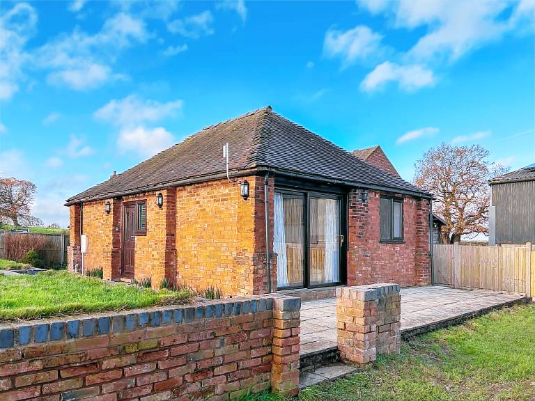 Family-oriented cottage with garden | River view | Dogs allowed in Stafford
