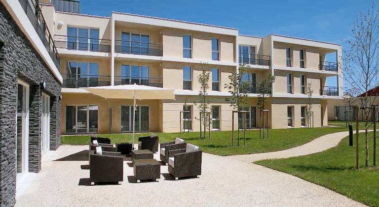 Serviced apartment with garden, pool & patio — photo 3