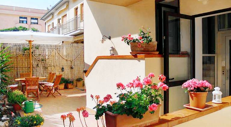 Charming serviced apartment with terrace | Close to the beach | Pets are welcome — photo 4