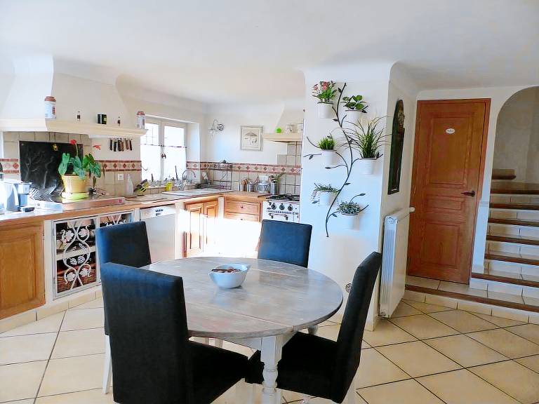 Fully equipped charming vacation home with yard | City view | Dogs allowed — photo 4