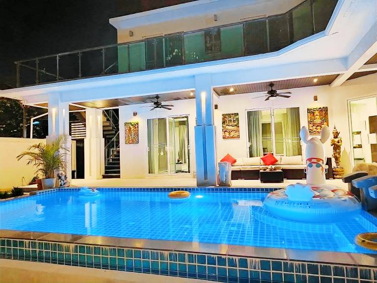 Villa with BBQ, terrace & private pool | Good for workation | Dogs allowed in Pattaya