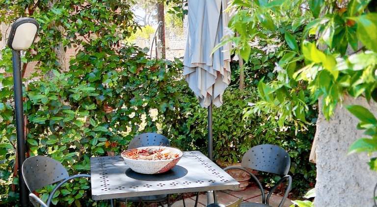 Beautiful serviced apartment with yard & patio | Perfect for remote work | Pet-friendly — photo 4