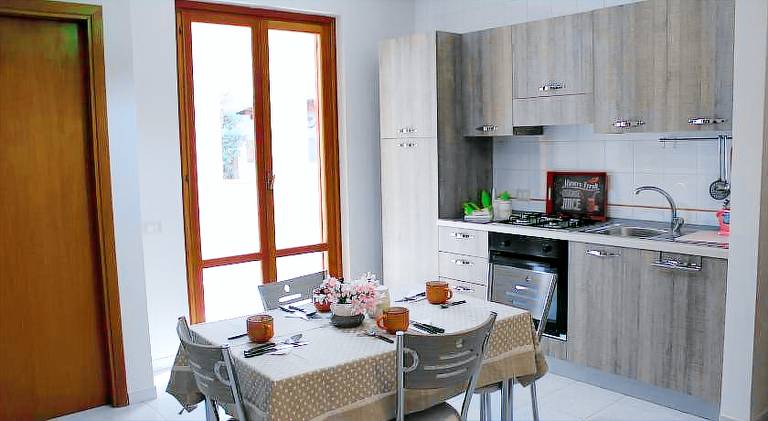 Serviced apartment with patio, barbeque & yard | Beach nearby | Pet-friendly — photo 2