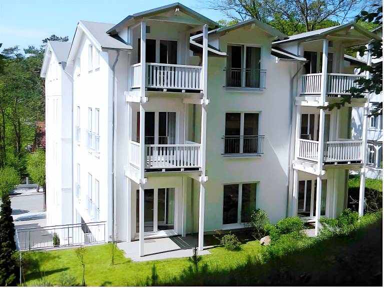 Holiday apartment with grill, patio & yard in Ostseebad Baabe