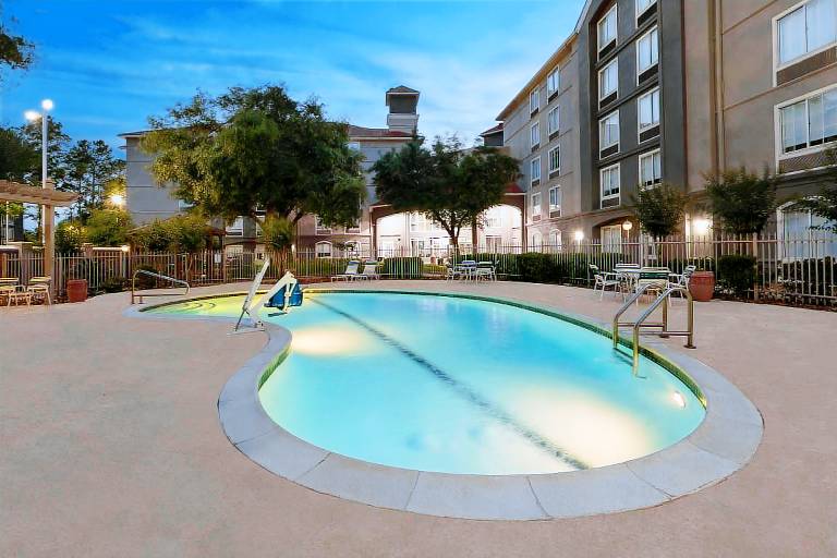 La Quinta Inn & Suites by Wyndham Houston Bush IAH South — photo 3