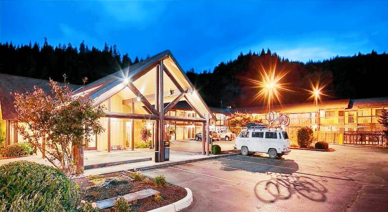 Oakridge Inn & Suites — photo 3