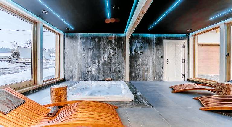 Serviced apartment with pool, hot tub & patio — photo 5