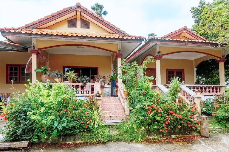Beachfront Bungalow at Ya Nui beach — photo 5