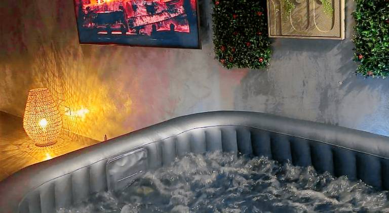 Vacation home with hot tub — photo 3