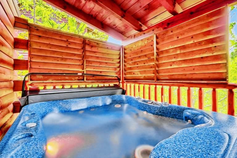 Child-friendly ample cabin with pool, jacuzzi & grill | Mountain view | Pets are welcome in Pigeon Forge, TN