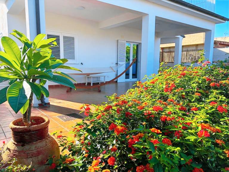 Villa with grill, garden & terrace | Garden view — photo 2