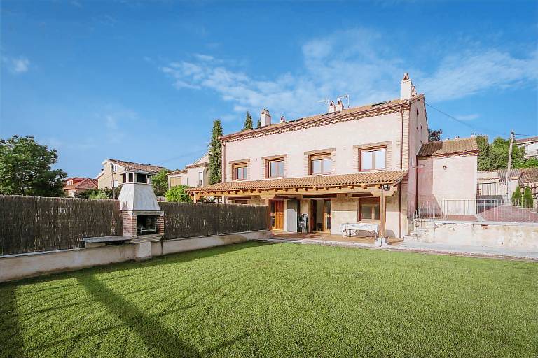 196 m&sup2; Ferienhaus