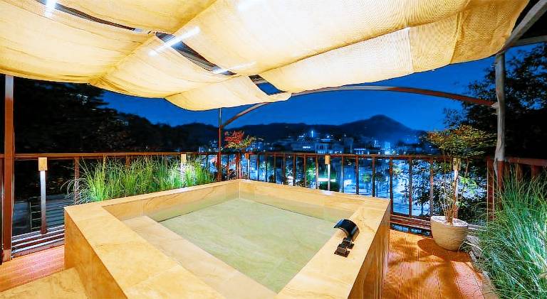 House with yard, hot tub & grill — photo 4