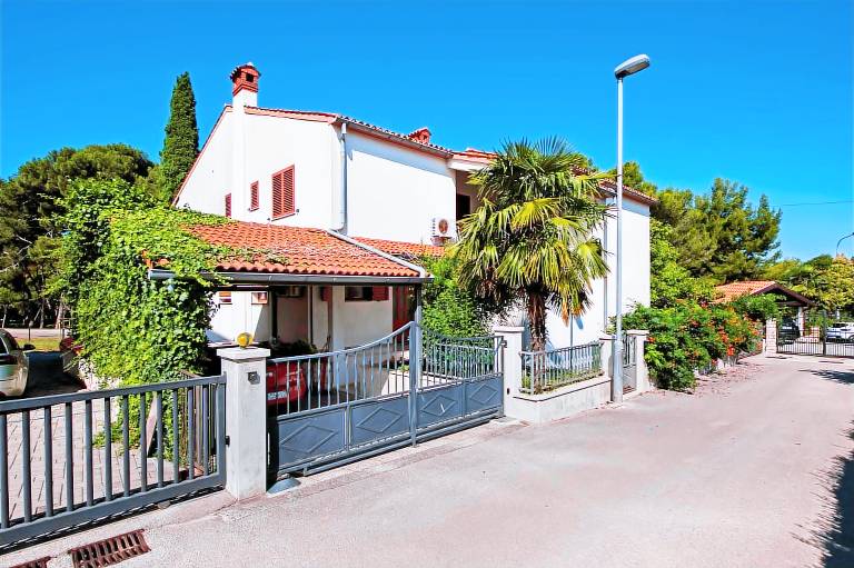 Family-friendly charming rental apartment with garden | Perfect for remote work | Pets allowed in Rovinj