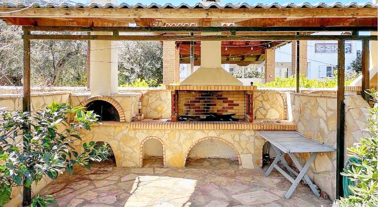 Vacation home with yard, barbeque & patio | Dogs allowed — photo 3