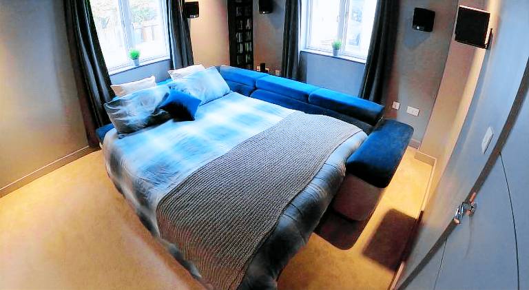 Vacation home with yard — photo 2