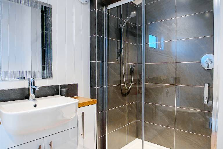 Fully equipped lodge with BBQ & jacuzzi | Beach view | Dogs allowed — photo 4