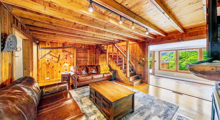 Vacation home with hot tub — photo 3