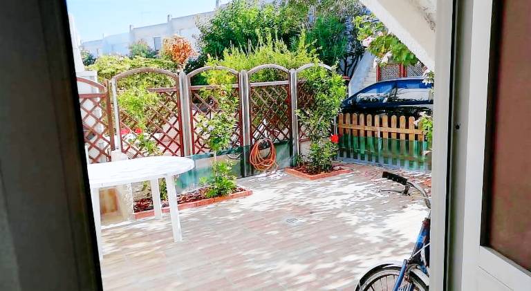 Apartment with yard & patio — photo 4