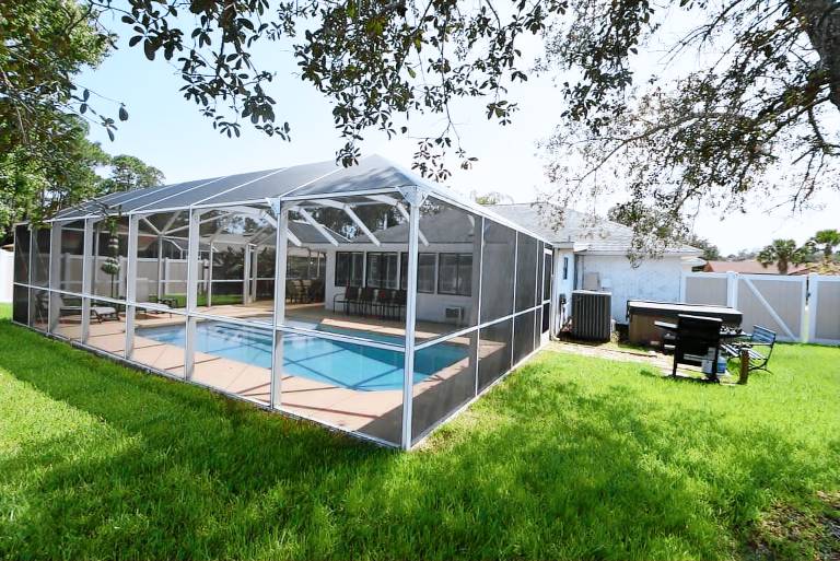 HIDDEN OASIS Spacious home with Salt Water Heated Pool Hot Tub Fenced Yard Pets are welcome — photo 4