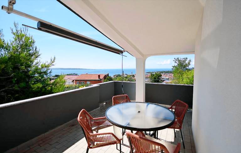Apartment with yard & patio in Rab
