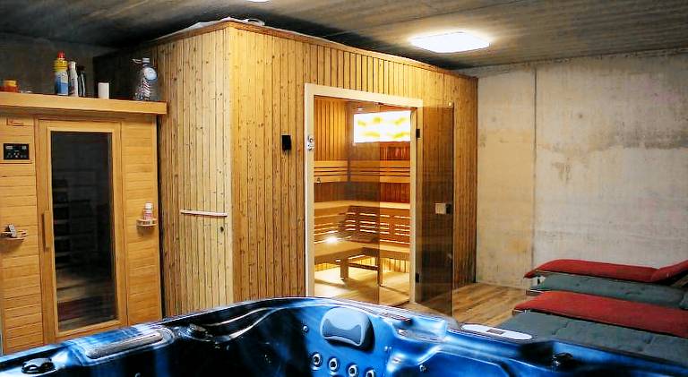 Vacation home with hot tub | Pets are welcome — photo 3