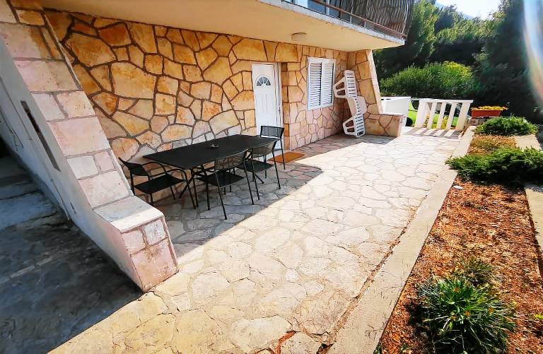 Rental apartment with yard, barbecue & patio in Hvar