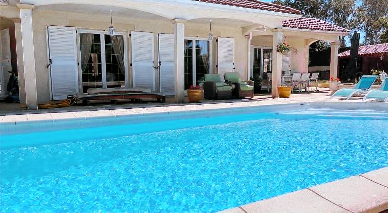 Suite dans villa provencale avec parking et piscine in Nancy