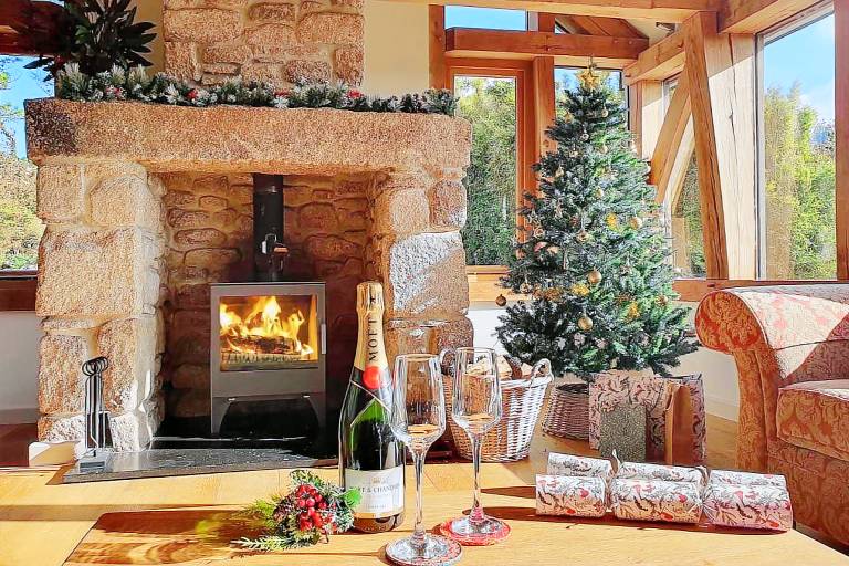 Cottage with hot tub, garden & patio | Water view — photo 3